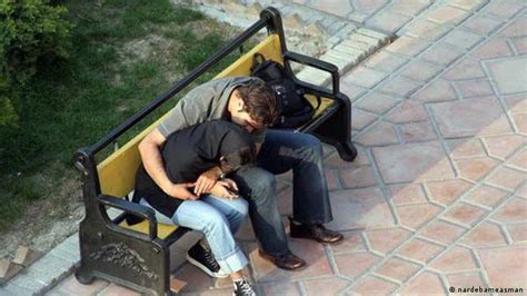 سکس در فضای باز|sex in park وسط پارک دراورده میماله به دختره ایرانی داغ.